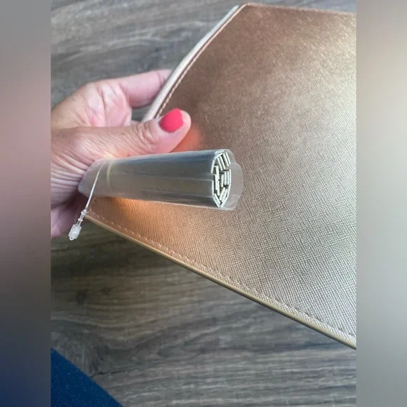 Michael Kors ombré clutch with metal tassel NWT - Picture 9 of 9